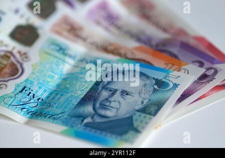 Dateifoto vom 08/24 mit einer Ansicht der Banknoten, £5, £10, £20 und £50. Mehr als zwei Fünftel der britischen Verbraucher planen, Abonnements zu beenden oder haben bereits, wobei Film und Fernsehen am wahrscheinlichsten sind, wie eine Umfrage vermuten lässt. Ausgabedatum: Montag, 2. Dezember 2024. Stockfoto