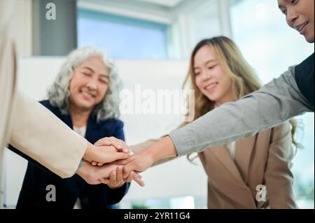 Eine Nahaufnahme der Hände von Geschäftsleuten, die in einer Geste der Teamarbeit zusammenkommen und Erfolg und Einheit nach einem produktiven Meeting feiern. Brainstorming, c Stockfoto