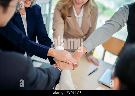 Eine Nahaufnahme der Hände von Geschäftsleuten, die in einer Geste der Teamarbeit zusammenkommen und Erfolg und Einheit nach einem produktiven Meeting feiern. Brainstorming, c Stockfoto