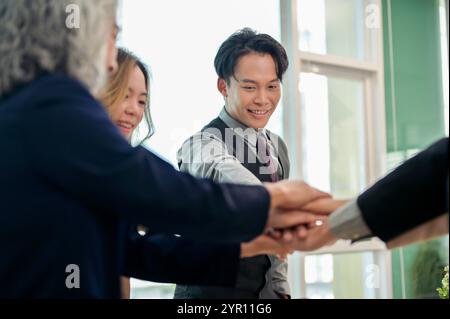 Eine Nahaufnahme der Hände von Geschäftsleuten, die in einer Geste der Teamarbeit zusammenkommen und Erfolg und Einheit nach einem produktiven Meeting feiern. Brainstorming, c Stockfoto