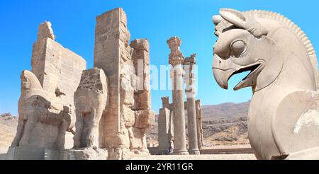 Steinskulptur des griffins und Tor aller Nationen (Xerxes Tor) mit Steinstatuen von Lamassu in der antiken Stadt Persepolis, Iran Stockfoto