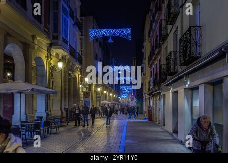 Logroño, La Rioja, Spanien. Dezember 2024. Kontroverse über die minimalistische Weihnachtsdekoration in den Straßen von Logroño. Die Einwohner von Logroño äußern ihre Unzufriedenheit über die Knappheit und das Fehlen raffinierter Weihnachtsdekorationen auf den Straßen der Stadt. Kritiker weisen auf den Mangel an Investitionen und Kreativität in die festliche Beleuchtung hin und argumentieren, dass die derzeitige Dekoration schlecht sei und nicht die Bedeutung der Weihnachtszeit für das kommerzielle und gesellschaftliche Leben der Stadt widerspiegelte. Stockfoto