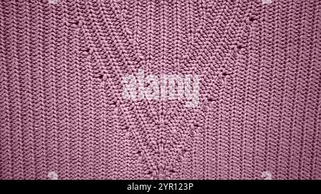 Hintergrund mit Strickstruktur gefüllt. Mit Ornament. Violett. Vertikale Streifen. Die Streifen bilden Dreiecke in der Mitte des Hintergrunds. De Stockfoto