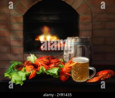 Flusskrebse mit einem Glas Bier am Kamin Stockfoto