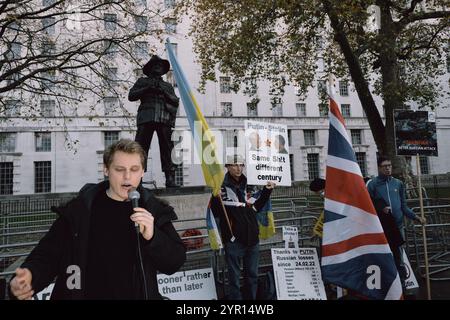 London, England, Großbritannien. Dezember 2024. Demonstranten versammeln sich gegenüber der Downing Street in London, um gegen den anhaltenden Krieg in der Ukraine zu protestieren. (Kreditbild: © Joao Daniel Pereira/ZUMA Press Wire) NUR REDAKTIONELLE VERWENDUNG! Nicht für kommerzielle ZWECKE! Stockfoto