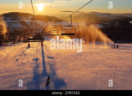 Farbenfrohes Ski-Resort bei Sonnenuntergang im Winter in den Krahule-Bergen in der Slowakei Stockfoto