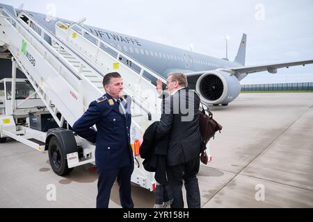 02. Dezember 2024, Brandenburg, Schönefeld: Bundesverteidigungsminister Boris Pistorius (SPD, r) fliegt im militärischen Teil des Flughafens BER Berlin-Brandenburg nach Norwegen. Pistorius beabsichtigt, an der Grundsteinlegung für ein deutsch-norwegisches U-Boot-Instandhaltungszentrum für die Zusammenarbeit mit Norwegen auf U-Booten mitzuwirken. Foto: Annette Riedl/dpa Stockfoto