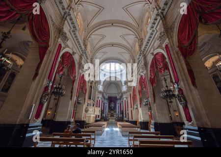 RAGUSA, ITALIEN 23. JUNI 2023 - Inneres der Kathedrale St. Georg in Ragusa, Weltkulturerbe der UNESCO, Sizilien, Italien Stockfoto