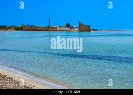 NOTO, ITALIEN, 22. JUNI 2023 - die aufgegebene Thunfischfischerei des Naturschutzgebiets Vendicari in der Nähe von Noto, Sizilien, Italien Stockfoto