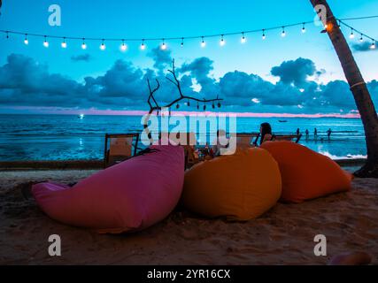 Mui ne, Vietnam - 7. Oktober 2024 - Strandbar bei Sonnenuntergang Stockfoto