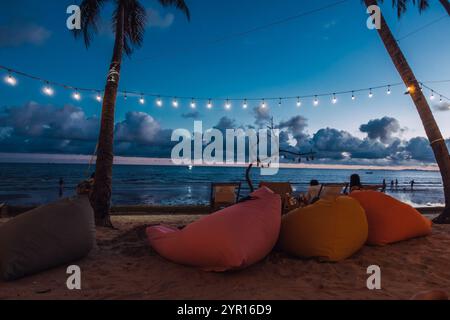 Mui ne, Vietnam - 7. Oktober 2024 - Strandbar bei Sonnenuntergang Stockfoto