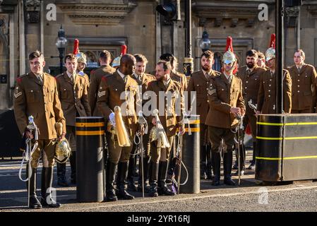 London, Großbritannien. Mitglieder der Blues und Royals - Household Cavalry - warten auf einen Bus in Westminster. November 2024 Stockfoto