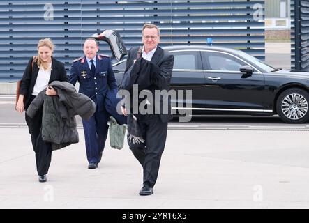 02. Dezember 2024, Brandenburg, Schönefeld: Bundesverteidigungsminister Boris Pistorius (SPD, r), spaziert zusammen mit Nina Torre, Leiterin des Bundesministeriums für Verteidigung (BMVg), und Joachim Kaschke, Oberstleutnant, auf dem militärischen Abschnitt des Flughafens BER Berlin-Brandenburg zum Flug nach Norwegen. Pistorius beabsichtigt, an der Grundsteinlegung für ein deutsch-norwegisches U-Boot-Instandhaltungszentrum für die Zusammenarbeit mit Norwegen auf U-Booten mitzuwirken. Foto: Annette Riedl/dpa Stockfoto