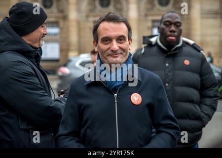 Paris, Frankreich. Dezember 2024. Florian Philippot. Abfahrt vom Place du Palais Royal, Demonstration der Fraktion Les Patriotes von Florian Philippot für die Rückkehr des Friedens in die Ukraine, gegen die Entsendung französischer Soldaten, für Frexit und den Ausstieg aus der NATO. Paris, Ile-de-France, Frankreich am 1. Dezember 2024. Foto: Denis Prezat/ABACAPRESS. COM Credit: Abaca Press/Alamy Live News Stockfoto