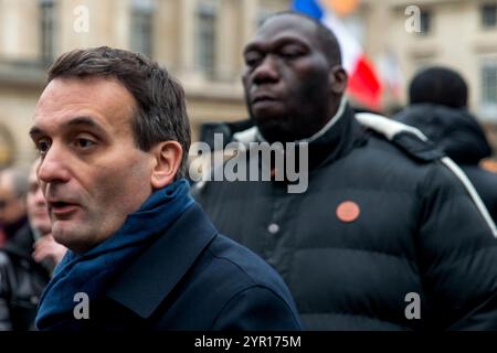 Paris, Frankreich. Dezember 2024. Florian Philippot. Abfahrt vom Place du Palais Royal, Demonstration der Fraktion Les Patriotes von Florian Philippot für die Rückkehr des Friedens in die Ukraine, gegen die Entsendung französischer Soldaten, für Frexit und den Ausstieg aus der NATO. Paris, Ile-de-France, Frankreich am 1. Dezember 2024. Foto: Denis Prezat/ABACAPRESS. COM Credit: Abaca Press/Alamy Live News Stockfoto