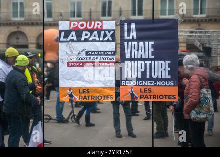 Paris, Frankreich. Dezember 2024. Allgemeine Ansicht, Demonstratoren. Abfahrt vom Place du Palais Royal, Demonstration der Fraktion Les Patriotes von Florian Philippot für die Rückkehr des Friedens in die Ukraine, gegen die Entsendung französischer Soldaten, für Frexit und den Ausstieg aus der NATO. Paris, Ile-de-France, Frankreich am 1. Dezember 2024. Foto: Denis Prezat/ABACAPRESS. COM Credit: Abaca Press/Alamy Live News Stockfoto