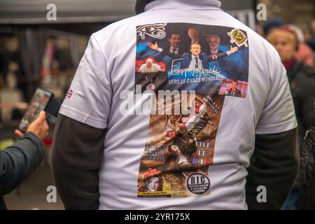 Paris, Frankreich. Dezember 2024. Allgemeine Ansicht, Demonstratoren. Abfahrt vom Place du Palais Royal, Demonstration der Fraktion Les Patriotes von Florian Philippot für die Rückkehr des Friedens in die Ukraine, gegen die Entsendung französischer Soldaten, für Frexit und den Ausstieg aus der NATO. Paris, Ile-de-France, Frankreich am 1. Dezember 2024. Foto: Denis Prezat/ABACAPRESS. COM Credit: Abaca Press/Alamy Live News Stockfoto