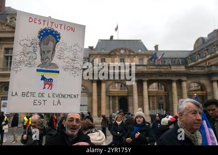 Paris, Frankreich. Dezember 2024. Allgemeine Ansicht, Demonstratoren. Abfahrt vom Place du Palais Royal, Demonstration der Fraktion Les Patriotes von Florian Philippot für die Rückkehr des Friedens in die Ukraine, gegen die Entsendung französischer Soldaten, für Frexit und den Ausstieg aus der NATO. Paris, Ile-de-France, Frankreich am 1. Dezember 2024. Foto: Denis Prezat/ABACAPRESS. COM Credit: Abaca Press/Alamy Live News Stockfoto