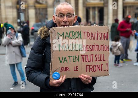 Paris, Frankreich. Dezember 2024. Allgemeine Ansicht, Demonstratoren. Abfahrt vom Place du Palais Royal, Demonstration der Fraktion Les Patriotes von Florian Philippot für die Rückkehr des Friedens in die Ukraine, gegen die Entsendung französischer Soldaten, für Frexit und den Ausstieg aus der NATO. Paris, Ile-de-France, Frankreich am 1. Dezember 2024. Foto: Denis Prezat/ABACAPRESS. COM Credit: Abaca Press/Alamy Live News Stockfoto