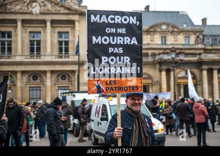 Paris, Frankreich. Dezember 2024. Allgemeine Ansicht, Demonstratoren. Abfahrt vom Place du Palais Royal, Demonstration der Fraktion Les Patriotes von Florian Philippot für die Rückkehr des Friedens in die Ukraine, gegen die Entsendung französischer Soldaten, für Frexit und den Ausstieg aus der NATO. Paris, Ile-de-France, Frankreich am 1. Dezember 2024. Foto: Denis Prezat/ABACAPRESS. COM Credit: Abaca Press/Alamy Live News Stockfoto