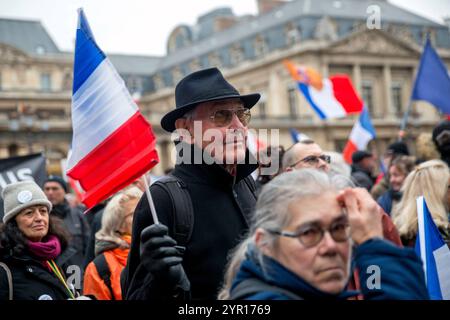 Paris, Frankreich. Dezember 2024. Allgemeine Ansicht, Demonstratoren. Abfahrt vom Place du Palais Royal, Demonstration der Fraktion Les Patriotes von Florian Philippot für die Rückkehr des Friedens in die Ukraine, gegen die Entsendung französischer Soldaten, für Frexit und den Ausstieg aus der NATO. Paris, Ile-de-France, Frankreich am 1. Dezember 2024. Foto: Denis Prezat/ABACAPRESS. COM Credit: Abaca Press/Alamy Live News Stockfoto