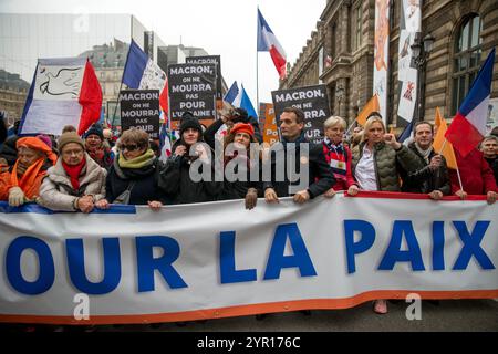 Paris, Frankreich. Dezember 2024. Allgemeine Ansicht, Demonstratoren. Abfahrt vom Place du Palais Royal, Demonstration der Fraktion Les Patriotes von Florian Philippot für die Rückkehr des Friedens in die Ukraine, gegen die Entsendung französischer Soldaten, für Frexit und den Ausstieg aus der NATO. Paris, Ile-de-France, Frankreich am 1. Dezember 2024. Foto: Denis Prezat/ABACAPRESS. COM Credit: Abaca Press/Alamy Live News Stockfoto