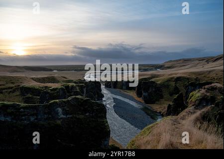 Gebirgsfluss im Fjadrargljufur Canyon. Reisen Sie nach Island. Wunderschöne Landschaft. Isländische Landschaft. Stockfoto