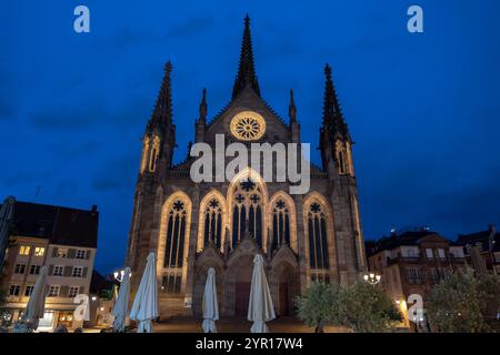 protestantische Kirche Saint-Etienne - der Tempel Saint-Etienne bei Nacht in der Stadt Mulhouse, Elsass, Frankreich. Stockfoto