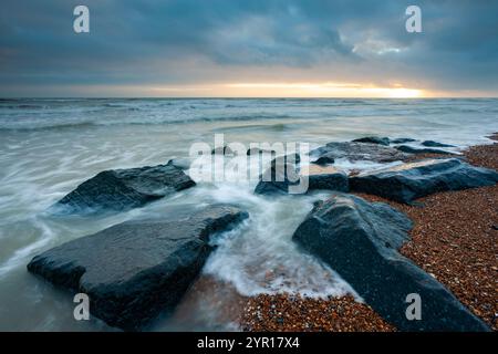 Sonnenuntergang auf Shoreham Strand in West Sussex, England. Stockfoto