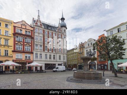 Der Marktplatz in Swidnica strotzt von Energie aus seinen kopfsteingepflasterten Straßen und farbenfrohen Gebäuden in Polen Stockfoto