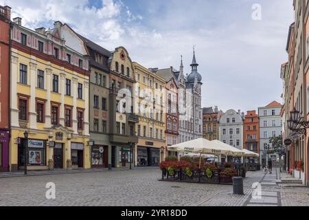 Der Marktplatz in Swidnica strotzt von Energie aus seinen kopfsteingepflasterten Straßen und farbenfrohen Gebäuden in Polen Stockfoto