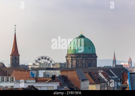 Ehemaliges Galeria Kaufhof Gebäude, Nürnberg, 16.11.2024 Blick über die Dächer von Nürnberg mit der markanten grünen Kuppel der Elisabethkirche im Vordergrund und dem spitzen Turm der Jakobskirche. Im Hintergrund ist ein Riesenrad zu erkennen, das Teil der Stadtlandschaft ergänzt. Nürnberg Bayern Deutschland *** ehemaliges Galeria Kaufhof, Nürnberg, 16 11 2024 Blick über die Dächer Nürnbergs mit der markanten grünen Kuppel der St. Elisabeths Kirche im Vordergrund und dem Spitzturm der St. Jacobs Kirche im Hintergrund ist Ein Riesenrad zu sehen, das das Stadtbild Nürnbergs ergänzt Stockfoto