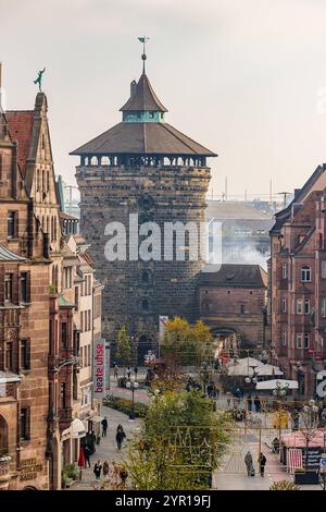 Ehemaliges Galeria Kaufhof Gebäude, Nürnberg, 16.11.2024 Blick auf den Frauentorturm in Nürnberg. Der mittelalterliche Turm steht im Zentrum der Stadt und ist von historischen Gebäuden umgeben. Im Vordergrund sind Straßenzüge, Fußgänger Nürnberg Bayern Deutschland *** ehemaliges Galeria Kaufhof Gebäude, Nürnberg, 16 11 2024 Blick auf den Frauentorturm in Nürnberg der mittelalterliche Turm steht im Zentrum der Stadt und ist von historischen Gebäuden umgeben im Vordergrund befinden sich Straßen, Fußgänger Nürnberg Bayern Deutschland 20241116-6V2A1506-HDR-M4000 Stockfoto