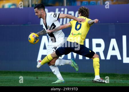 PARMA, ITALIEN - 1. DEZEMBER: Emanuele Valeri von Parma Calcio tritt am 1. Dezember 2024 im Stadio Ennio Tardini in Parma in Italien gegen Nicolò Rovella von SS Latium an. (Foto von MB-Medien) Stockfoto