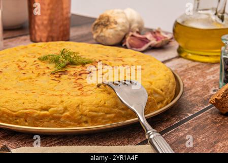 Die Kartoffeltortilla kann sowohl heiß als auch kalt genossen werden und wird häufig in Bars und Restaurants als Tapa oder in Sandwiches serviert Stockfoto