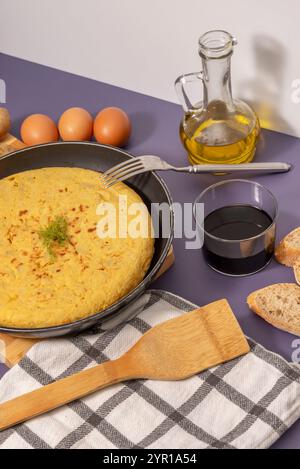 Spanische Tortilla, die hauptsächlich aus drei Grundzutaten hergestellt wird: Kartoffeln, Eier und Zwiebeln, auch wenn die Beimischung von Zwiebeln unter Puristen diskutiert wird Stockfoto