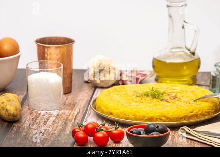 : Spanisches Omelette wird sowohl heiß als auch kalt serviert und ist sehr häufig in Bars, Restaurants und Häusern im gesamten Spa Stockfoto