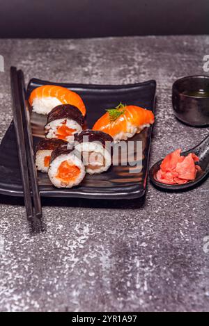 Wasabi: Eine scharfe Paste aus Wasabi-Wurzel, die als Beilage zur Geschmacksverstärkung dient Stockfoto