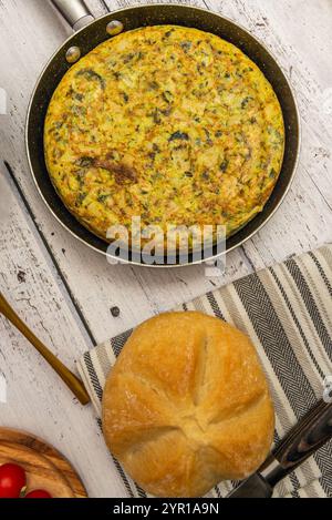 Das spanische Omelette ist ein sehr vielseitiges Gericht, das warm oder kalt serviert werden kann, als Vorspeise, Tapa, Mittag- oder Abendessen Stockfoto