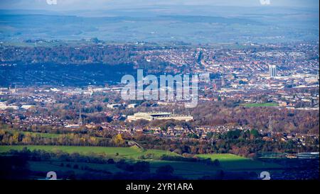 Der Blick auf die Lancashire Town of Blackburn und die umliegende Landschaft mit dem berühmten Ewood Park Fußballplatz, Heimat der Blackburn Rovers Stockfoto