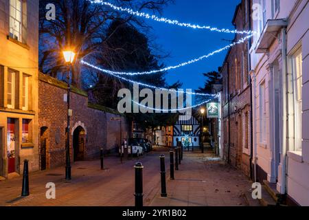 Castle Street zu Weihnachten. Warwick, Warwickshire, England Stockfoto