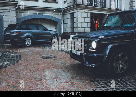 Kiew, Ukraine - 1. Juni 2014: Luxus-SUV Mercedes G55 AMG G Wagon und Range Rover. Stockfoto