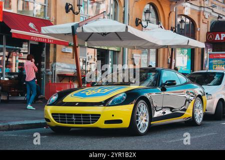 Kiew, Ukraine - 14. Juni 2014: Ferrari 612 Scaglietti in der Stadt Stockfoto