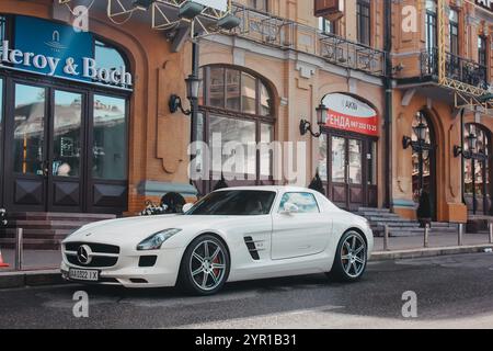 Kiew, Ukraine - 14. Juni 2014: Weißer Supersportwagen Mercedes-Benz SLS AMG Stockfoto