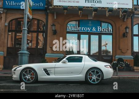 Kiew, Ukraine - 14. Juni 2014: Weißer Supersportwagen Mercedes-Benz SLS AMG Stockfoto