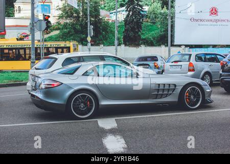 Kiew, Ukraine - 14. Juni 2014: Mercedes-Benz SLR McLaren 722 Edition. Supersportwagen auf der Straße Stockfoto