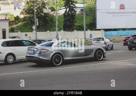 Kiew, Ukraine - 14. Juni 2014: Mercedes-Benz SLR McLaren 722 Edition. Supersportwagen auf der Straße Stockfoto