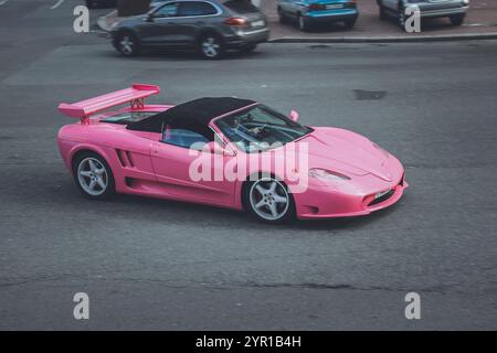 Kiew, Ukraine – 14. Juni 2014: Rosa Supersportwagen Ferrari Modena F360 Spider Sbarro GT8. Tuning-Fahrzeug Stockfoto