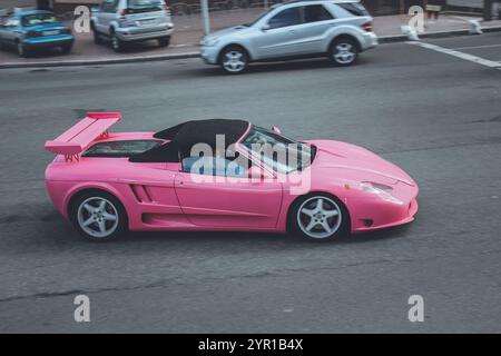 Kiew, Ukraine – 14. Juni 2014: Rosa Supersportwagen Ferrari Modena F360 Spider Sbarro GT8. Tuning-Fahrzeug Stockfoto