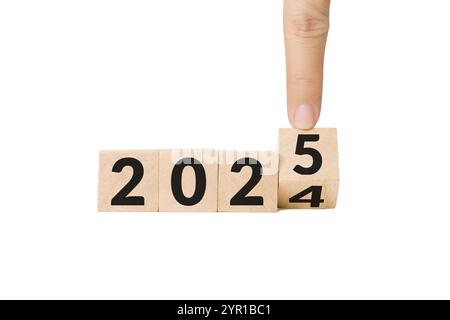 Hand-, Finger- und Holzwürfelblock von Jahr 2024 bis Jahr 2025. Beginn und Beginn des neuen Jahres 2025. Vorbereitung auf das neue Jahr Stockfoto